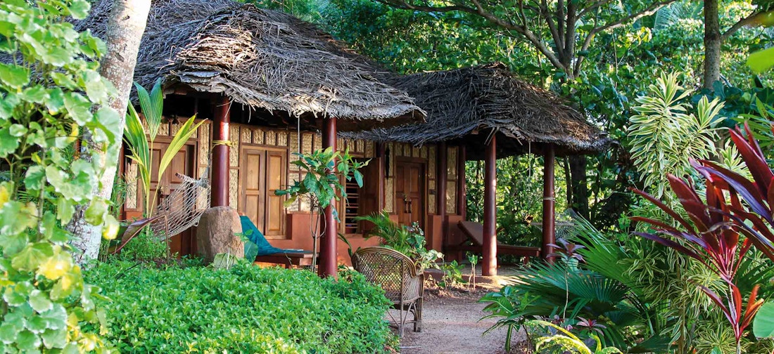 Naturbungalow im tropischen Garten